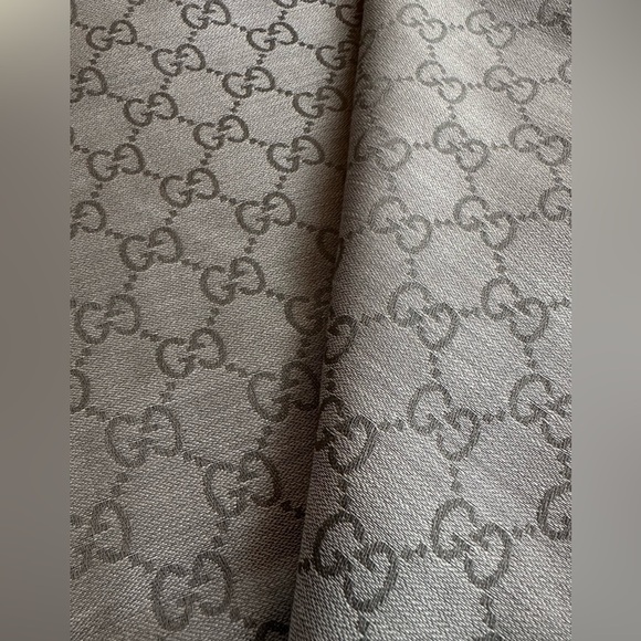 SOLD Authentic Gucci Grey & Pearl Big Square Scarf Limited Edition From Italy - Picture 7 of 7